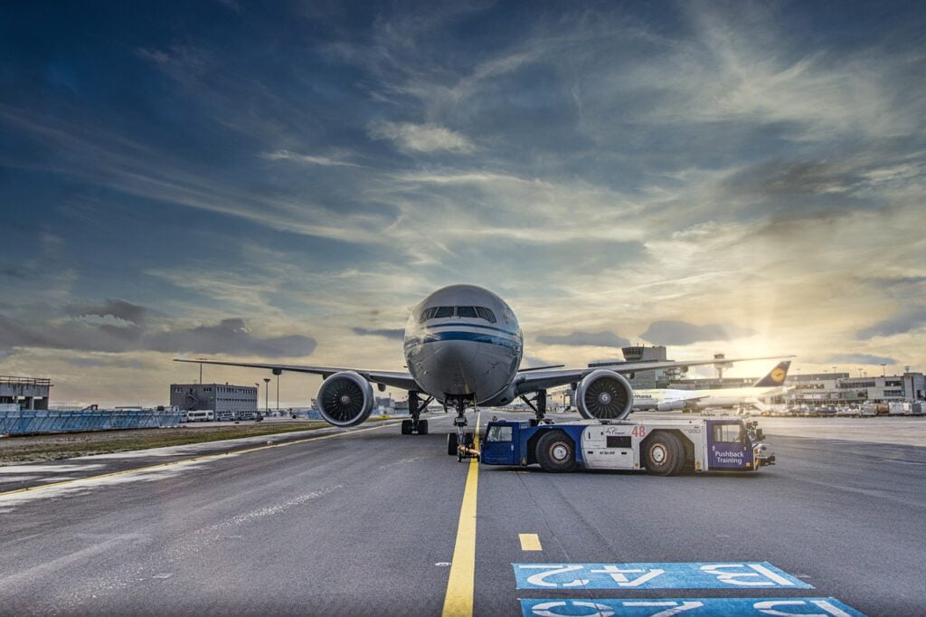 Flugzeug auf dem Rollfeld am Hamburg Airport bei Sonnenuntergang