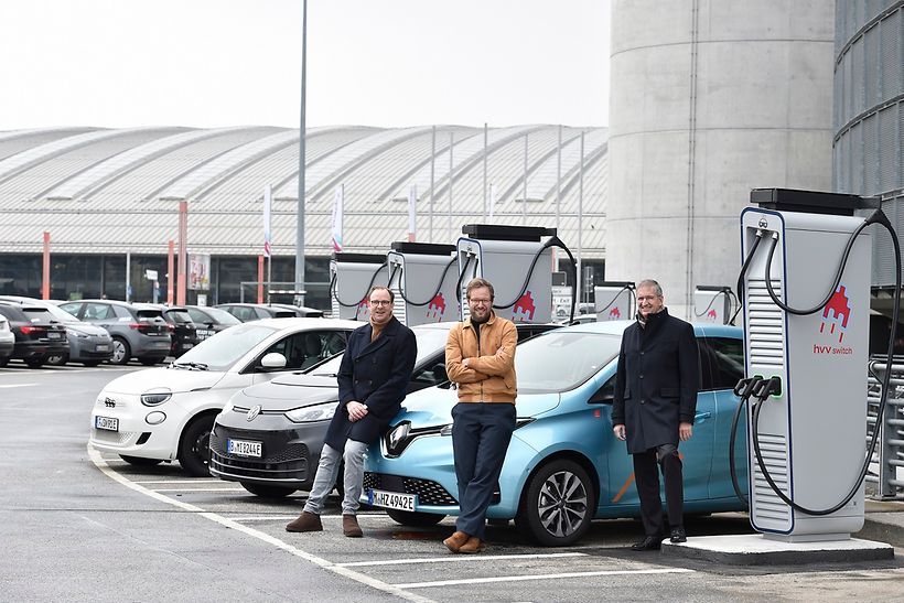 Elektrofahrzeuge laden am E-Sharing-Hub am Flughafen Hamburg