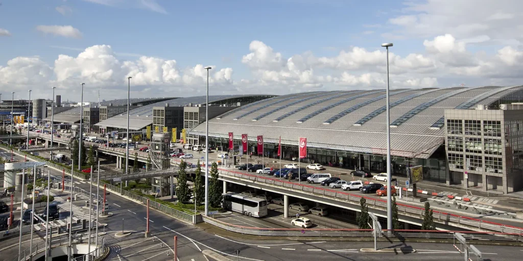 Flughafen Hamburg – Terminalansicht mit Parkplätzen und Zufahrtsstraßen.