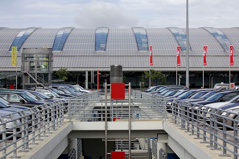 Airport Parken Hamburg - Außenansicht des P4 Parkhauses