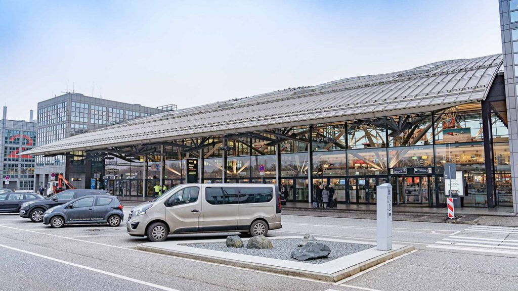 Parkfläche für Kurzzeitparken am Abflugbereich des Flughafens Hamburg